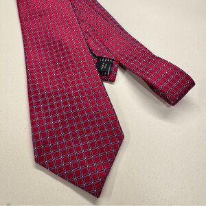 Elegant Red Geometric Pattern Tie